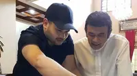 Ridho disambut dengan senyum oleh Rhoma Irama dan keluarga. (Istimewa)