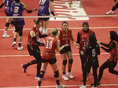 Tim putri Jakarta Popsivo Polwan melanjutkan tren positif dengan menyapu bersih 5 kemenangan dalam PLN Mobile Proliga 2024 yang telah memasuki seri ketiga putaran pertama. Dalam laga teranyar, Popsivo Polwan sukses menjinakkan tim pendatang baru, Livin' Mandiri 3-0 (25-19, 25-21, 25-21) di GOR PSCC, Palembang, Sumatera Selatan, Sabtu (11/5/2024) yang justru berbanding terbalik dengan belum sekalipun mencatat kemenangan dari 5 laga. (Dok. PBVSI)
