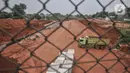 Aktivitas pekerja menyelesaikan proyek Tol Cijago seksi 3 ruas Limo-Kukusan, Tanah Baru, Depok, Jawa Barat, Minggu (3/10/2021). Proyek Tol yang memiliki panjang 5,44 kilometer itu diharapkan akan berdampak positif dalam mengurangi kemacetan di ruas tol lain. (merdeka.com/Iqbal S. Nugroho)