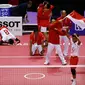 Timnas takraw Indonesia merayakan kemenangan atas Jepang saat bertanding di final Asian Games 2018 di Palembang, Sabtu (1/9). Indonesia menaklukkan Jepang dan berhak atas medali emas. (AP Photo/Vincent Thian)