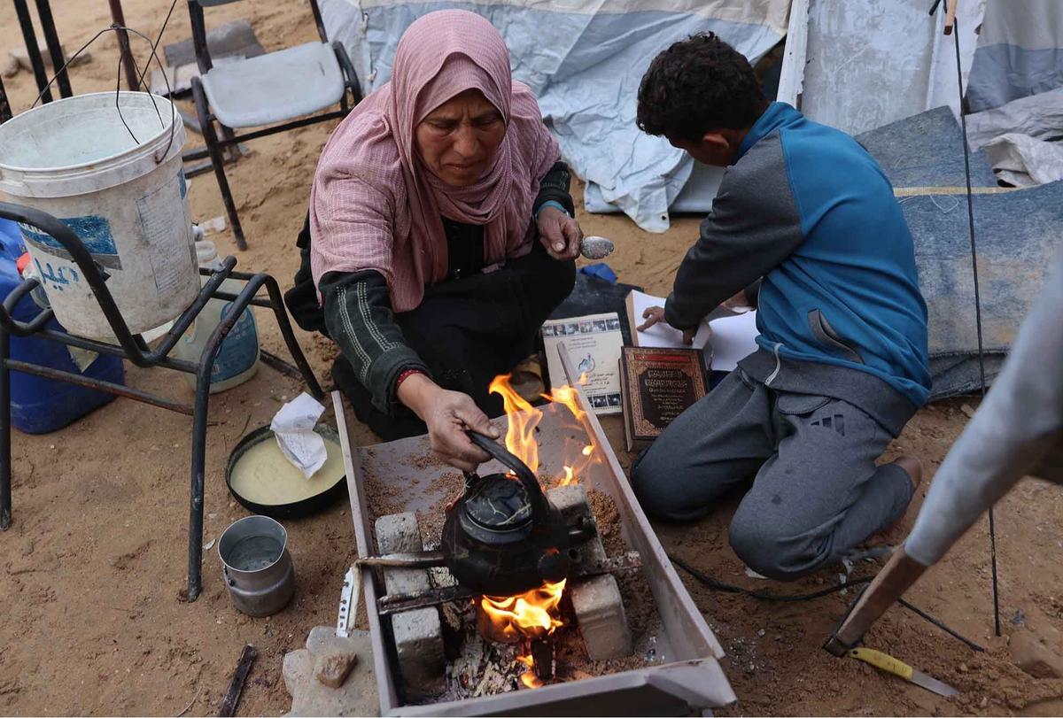 FOTO: Nestapa Warga Gaza:  Memasak dengan Buku Buku Bekas Universitas