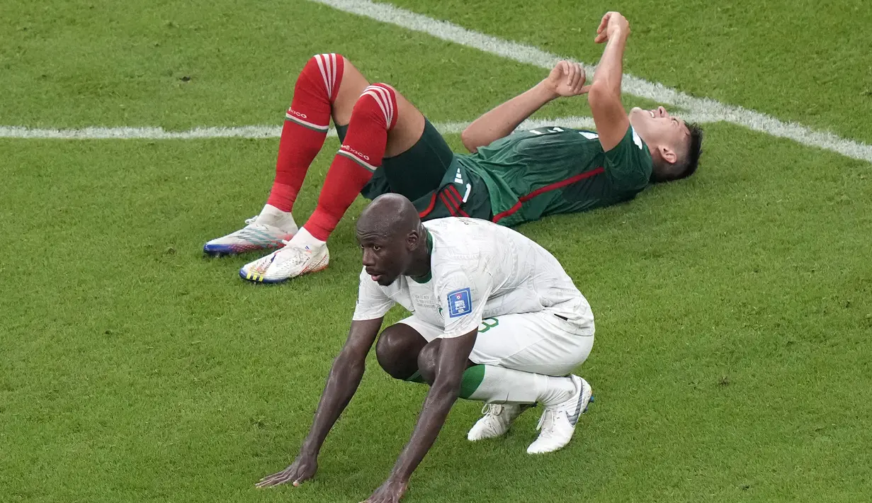 Meski akhirnya menang 2-1, Meksiko bernasib sama dengan Arab Saudi gagal lolos ke babak 16 besar. Meksiko hanya finis di posisi ketiga Grup C dengan mengemas 4 poin, sementara Arab Saudi di posisi juru kunci dengan 3 poin. (AP/Luca Bruno)