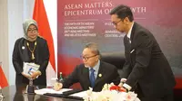 Menteri Perdagangan (Mendag) Zulkifli Hasan menandatangani ASEAN Framework Agreement on Food Safety Management (AFSRF), di Semarang, Jawa Tengah, Senin, (21/8/2023). (Elza/Liputan6.com)