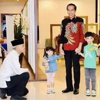 Kali ini, Jan Ethes tampak dalam balutan gaya casual. Kenakan t-shirt Kenzo monogram berwarna hijau, paduan denim dan sneakers sempurnakan gaya. [Foto: instagram/ selviananda_gibranrakabuming]