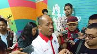Kepala Deputi IV Bidang Prestasi dan Olahraga Kemepora, Mulyana, memberikan penjelasan kepada awak media di kantor Kemenpora, Kamis (11/1/2017),
