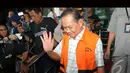 Ramlan Comel yang mengenakan rompi khusus tersangka KPK berwarna orange hanya melambaikan tangan ke awak media, Selasa (19/8/14) (Liputan6.com/Herman Zakharia)