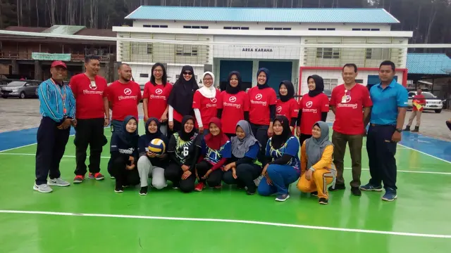 Jajaran manajerial PGE Area Karaha, Tasikmalaya, Jawa Barat tengah berpoto bersama bersama warga mitra binaan perusahaan sebelum perayaan HUT PGE