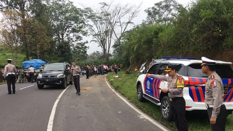 Polisi melakukan olah TKP di Tanjakan Emen (Dok. Dirlantas Polda Jabar)