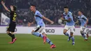 Gelandang Lazio, Sergej Milinkovic-Savic (tengah) berselebrasi usai mencetak gol ke gawang Inter Milan pada pertandingan lanjutan Liga Serie A Italia di stadion Olimpiade Roma, Minggu, (16/2/2020). Lazio menang 2-1 atas Inter Milan.  (Alfredo Falcone/LaPresse via AP)