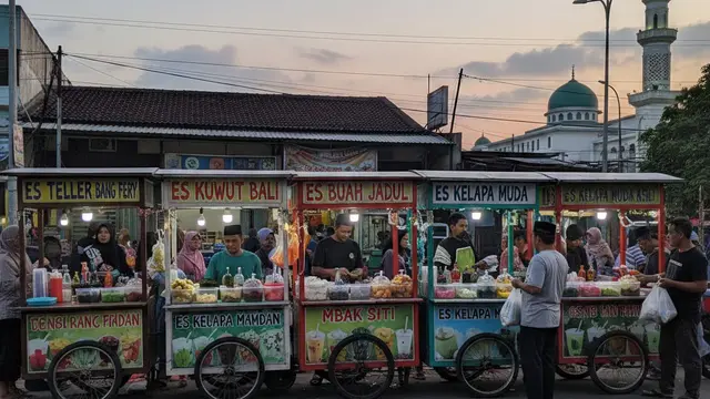 Jualan es buah di bulan Ramadhan (Gemini AI)