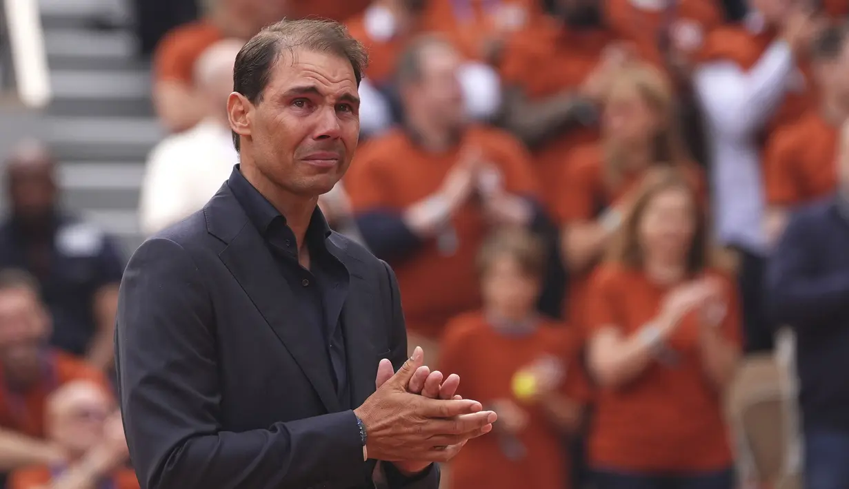 Petenis Spanyol, Rafael Nadal tak mampu membendung air matanya saat acara seremoni perpisahan selama Prancis Open 2025 di lapangan Philippe-Chatrier, Roland Garros Stadium, Paris, Prancis, Minggu (25/05/2025) waktu setempat. (AP Photo/Lindsey Wasson)