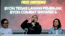 Berdasarkan hasil penelusuran, pelaku menggunakan metode sederhana namun sistematis dengan menggunakan dua perangkat telepon genggam. Perangkat pertama digunakan untuk memutar tayangan resmi, sementara yang kedua menyorot layar pertama dan disiarkan kembali melalui siaran langsung di akun TikTok pelaku pembajakan. (Bola.com/Bagaskara Lazuardi)
