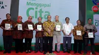 Menteri Desa, PDTT, Marwan Jafar (tengah) memberikan buku "Transmigrasi Menggapai Cita" saat peluncuran buku tersebut di Kantor Kementerian Desa, PDTT, Jakarta, Selasa (19/1/2016). (Foto: Wahyu Wening/Humas Kemendes, PDTT) 