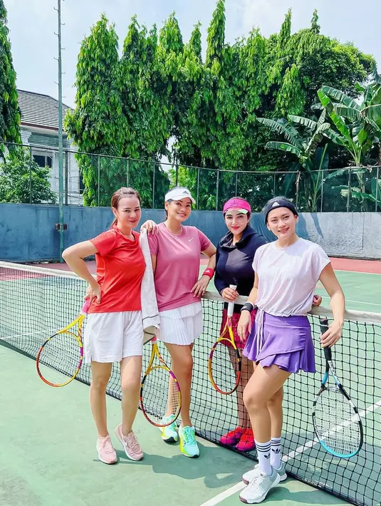 Astrid Tiar rela panas-panasan bersama teman-temannya usai berlatih tenis demi bisa berpose cantik. (Foto: Instagram/@astridtiar127)