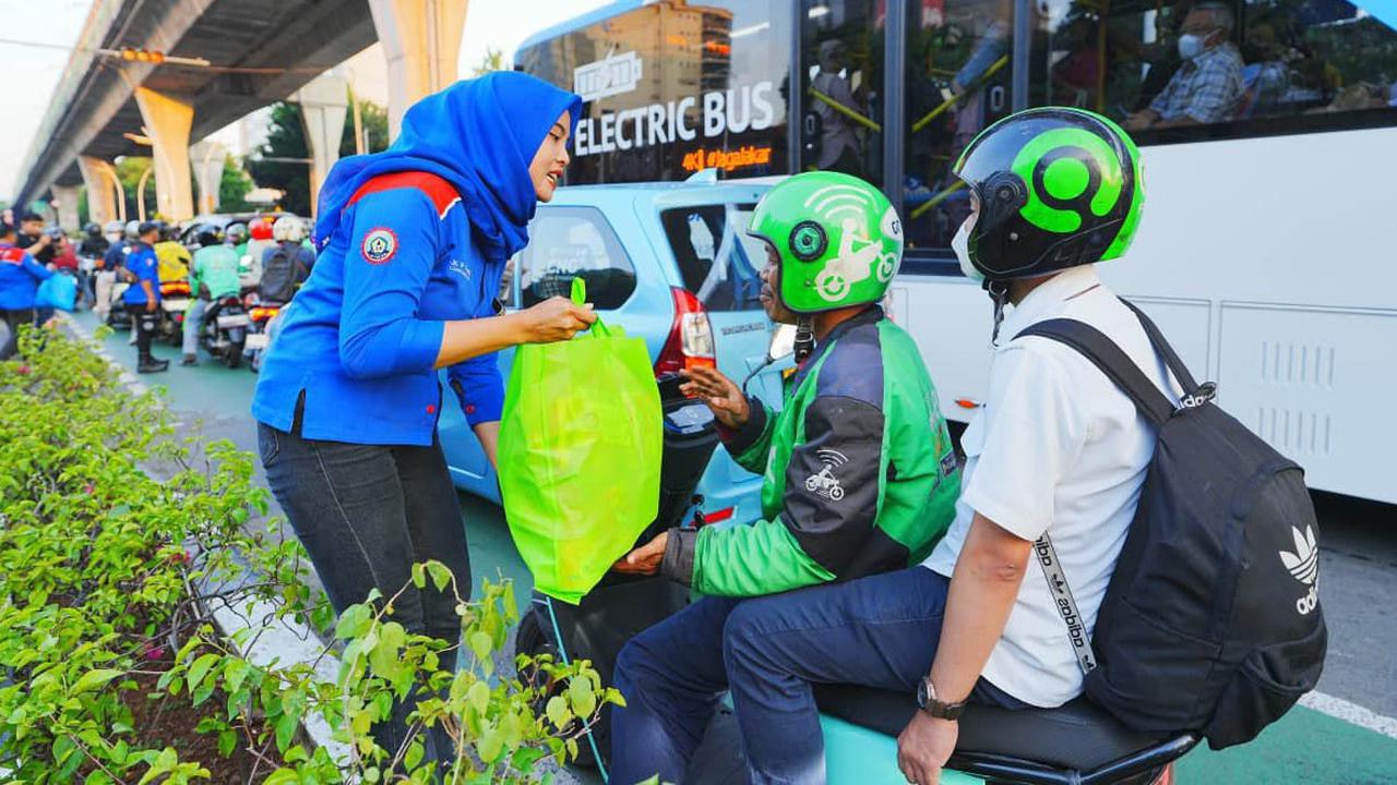 FOTO: Polri dan Buruh Bagikan Sembako ke Warga Jakarta