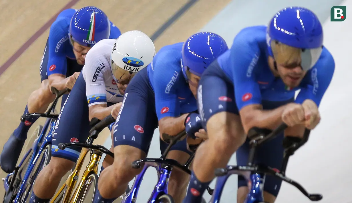 <p>Tim balap sepeda Italia berkompetisi pada babak kualifikasi nomor team pursuit putra UCI Track Nation Cup 2023 yang berlangsung di Jakarta International Velodrome, Rawamangun, Jakarta, Kamis (23/2/2023). (Bola.com/Bagaskara Lazuardi)</p>