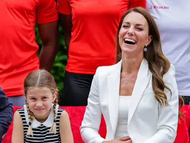 Duke dan Duchess of Cambridge Kate Middleton dan dan Putri Charlotte (kiri) berpose untuk difoto selama kunjungan ke SportsAid House pada hari kelima Commonwealth Games di Birmingham, Inggris tengah (2/8/2022). Ibu tiga anak ini tampil trendi dalam setelan celana putih Alexander McQueen seharga £1.945 untuk acara tersebut, yang pertama kali ia kenakan selama tur Karibia awal tahun ini. (AFP/Pool/Chris Jackson)