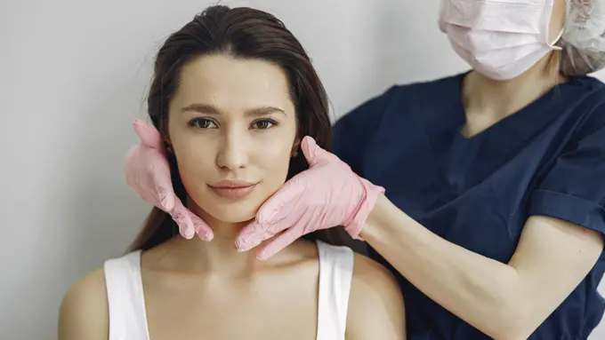 6 Tips Perawatan Wajah untuk Mengencangkan Pipi & Jawline Tanpa Operasi