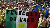 Fans Valentino Rossi di MotoGP Italia di Sirkuit Mugello, Minggu (3/6/2018). Lorenzo finis dengan catatan waktu 41 menit 43,230 detik. (AP/Antonio Calanni)