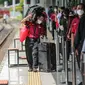 Seorang porter membantu membawa barang bawaan penumpang di Stasiun Pasar Senen, Jakarta, Selasa (26/4/2022). Sepekan menjelang Lebaran, lonjakan jumlah penumpang kereta api sudah mulai terlihat pada Selasa siang ini, dan diperkirakan akan terus bertambah hingga 30 April atau H-2 Idul Fitri. (Liputan6.com/Faizal Fanani)