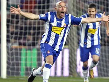 Espanyol&acute;s Ivan De La Pena celebrates after scoring against Barcelona during their Spanish League match on February 21, 2009 at Camp Nou stadium in Barcelona. Espanyol won 2-1. AFP PHOTO/STR