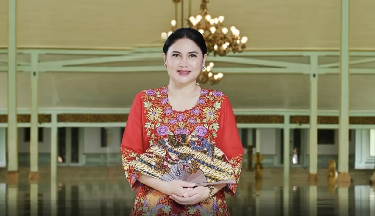 Kali ini Elizabeth tampak memukau dalam balutan kebaya betawi dengan bordiran yang memukau. [Foto: Instagram/ ErickThohir]