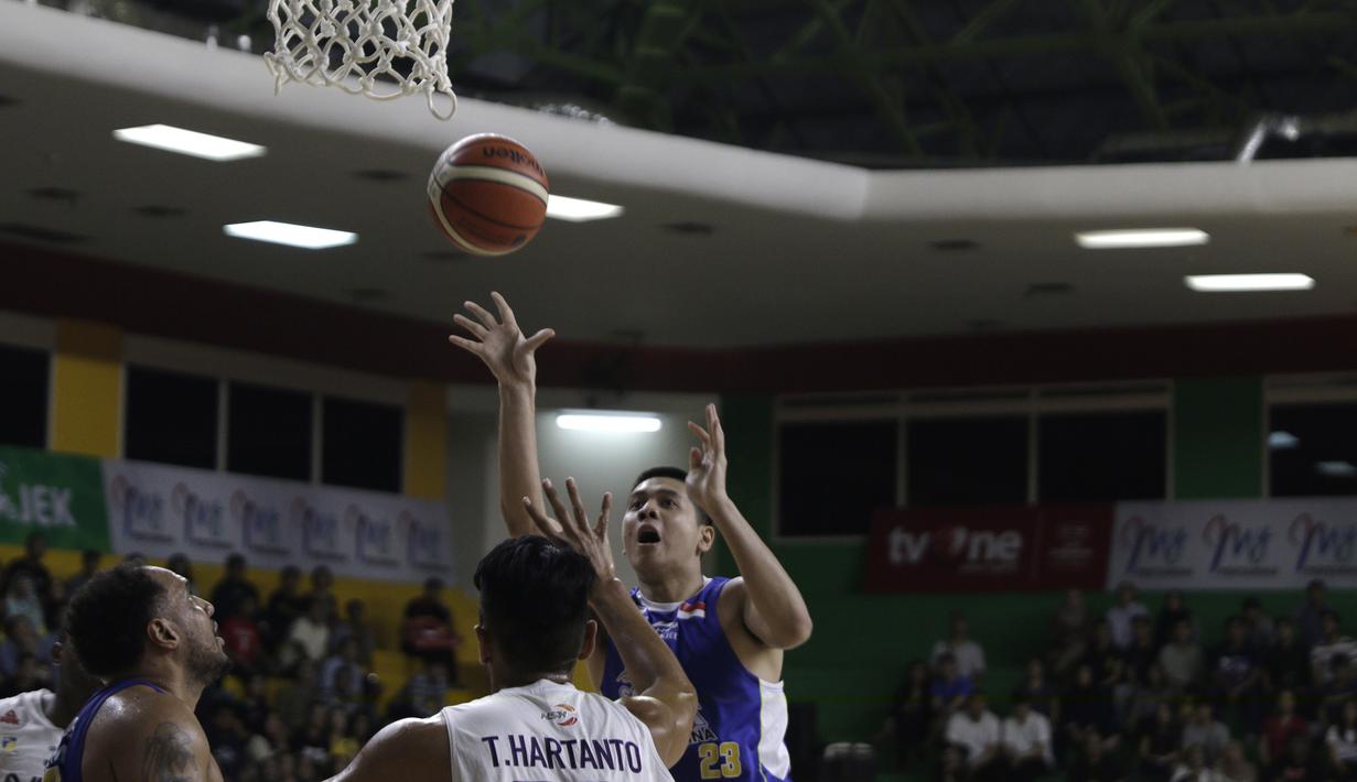Pemain Satria Muda, Avan Saputra, berusaha mencetak poin saat menghadapi NSH Jakarta pada laga semi final IBL 2019 di GMSB Kuningan, Jakarta, Jumat(8/3). (Bola.com/Yoppy Renato)
