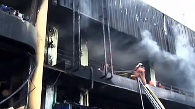 Pedagang Pasar Senen Selamatkan Sisa Barang dari Kebakaran