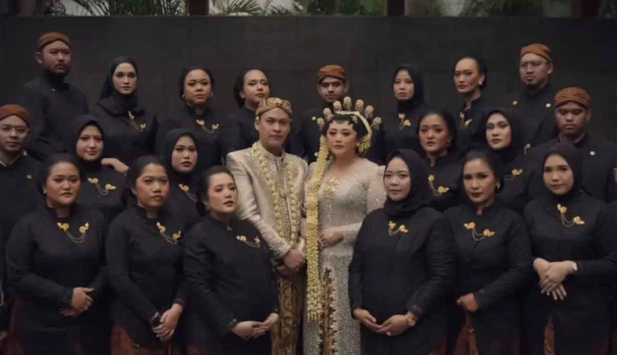 Digital creator, Clarissa Putri H menikah dengan konsep pernikahan tradisional. Begitupun dengan para bridesmaid yang tampil dengan atasan kebaya hitam model janggan dipadukan bawahan kain batik coklatnya. [@clarissaputri_]