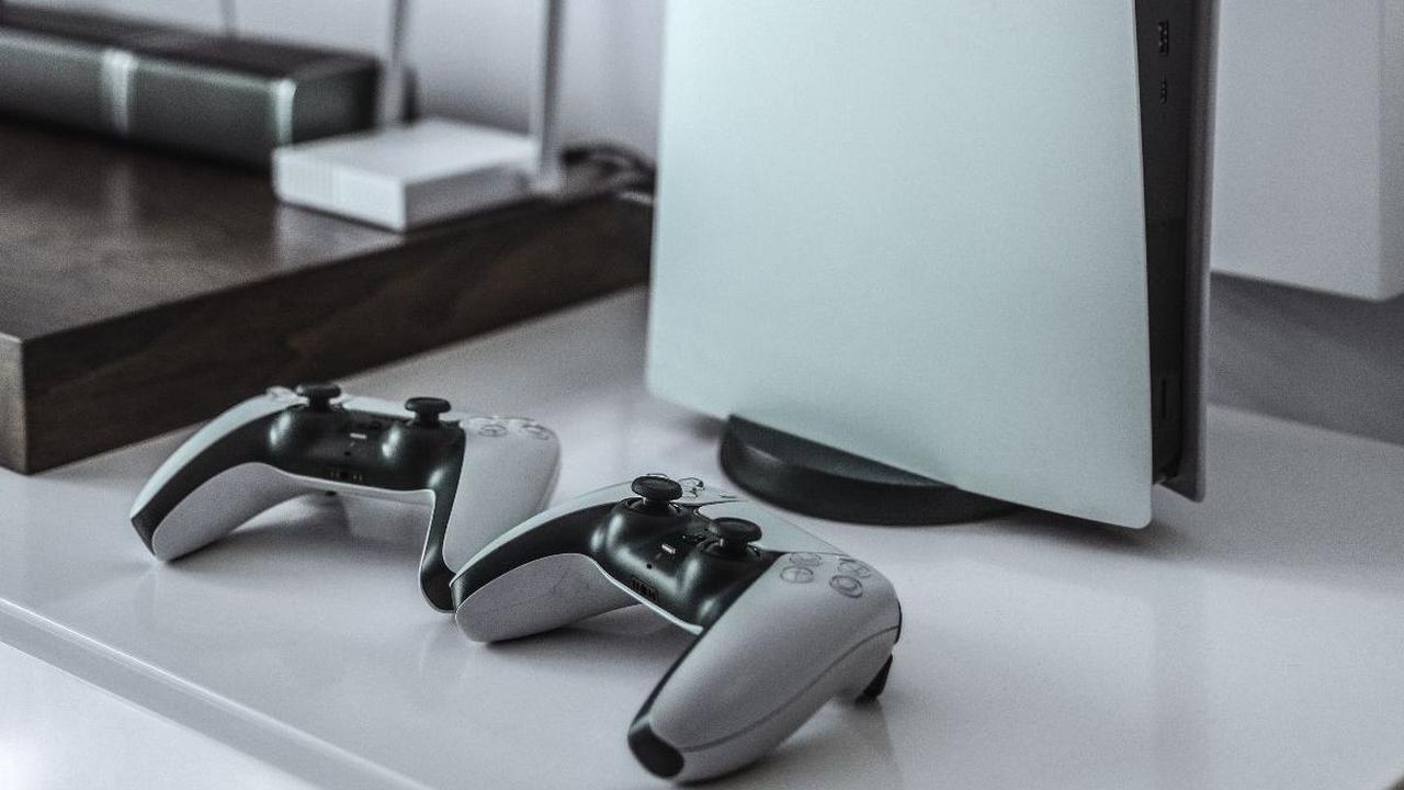 Deputi Bidang Statistik Distribusi dan Jasa BPS Pudji Ismartini menuturkan, barang berupa VCD/DVD Player hingga Playstation (PS) mulai ditinggalkan masyarakat pada tahun 2022.&nbsp;
