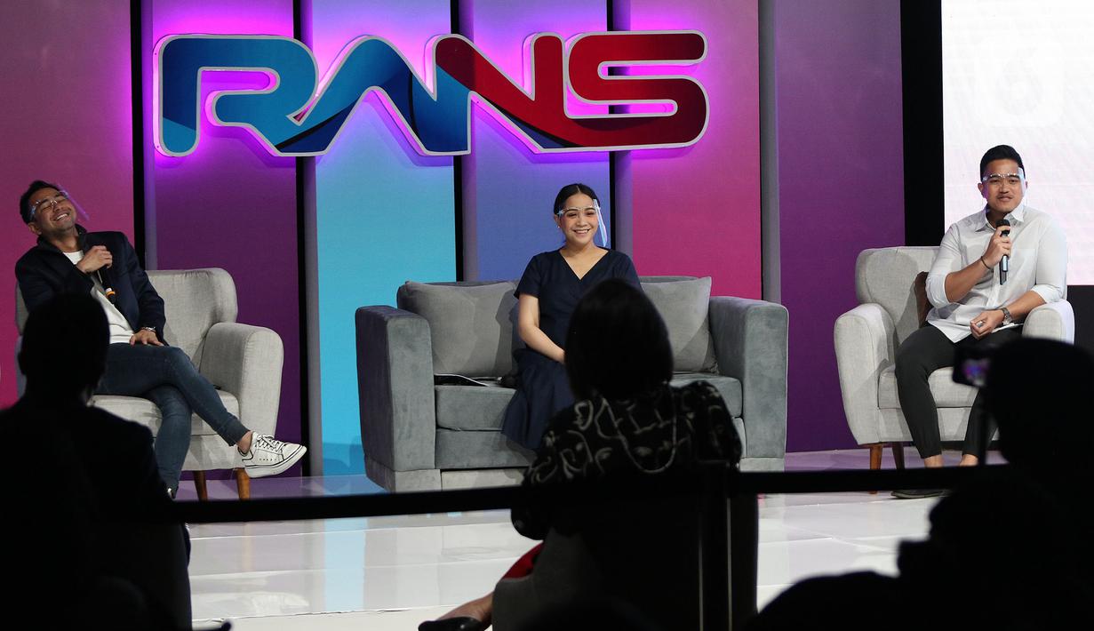 Nagita Slavina, Raffi Ahmad, dan Komisaris RANS Entertainment Kaesang Pangarep saat acara konferensi pers di SCTV Tower, Jakarta, Jumat (29/10/2021). Rans Entertainment berkolaborasi dengan Emtek Group lewat anak usahanya, Surya Citra Media (SCM). (Liputan6.com/Herman Zakharia)
