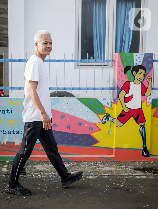 Ganjar tampak mengenakan baju berwarna putih dan celana olahraga panjang. (Liputan6.com/Faizal Fanani)