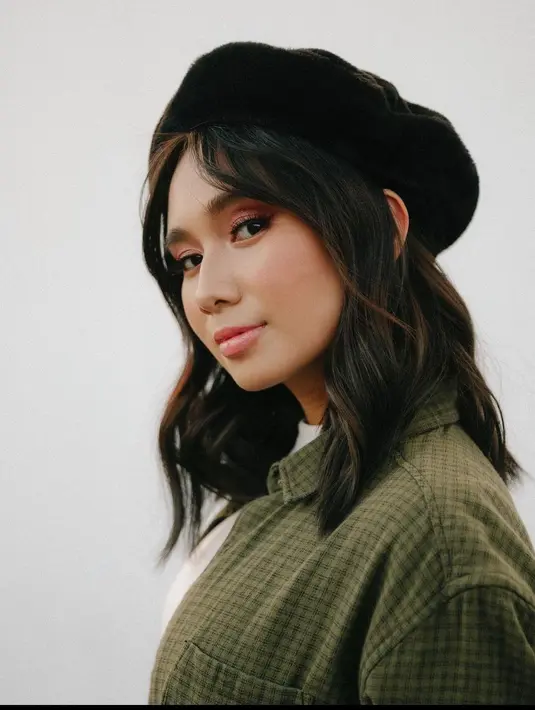 Short wavy hair adalah gaya rambut yang simpel dan elegan sangat cocok berbagai acara. (instagram/nikizefanya)