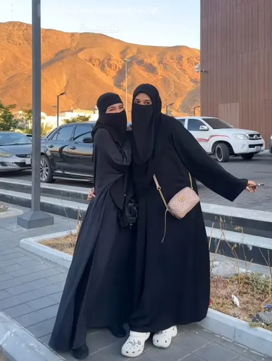 <p>Mereka juga berfoto di depan restoran terkenal di Arab Saudi, yaitu Romansiah. Keduanya masih mengenakan cadar. (Foto: Instagram/ michelleziu)</p>