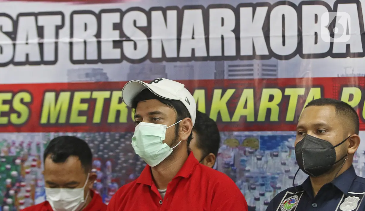 Artis peran Rio Reifan dihadirkan dalam rilis kasus narkoba di Polres Metro Jakarta Pusat, Rabu (21/4/2021). Rio Reifan tertangkap basah ketika polisi menggeledah rumahnya saat memesan sabu melalui ojek online dengan berat 1 gram. (Liputan6com/Herman Zakharia)