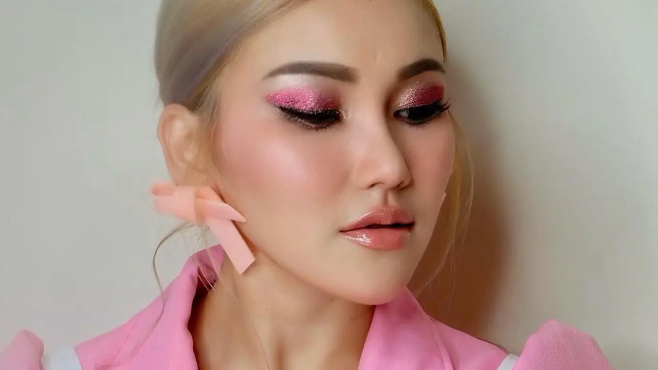 Potret Ayu Ting Ting dengan Makeup Tebal, Bikin Pangling