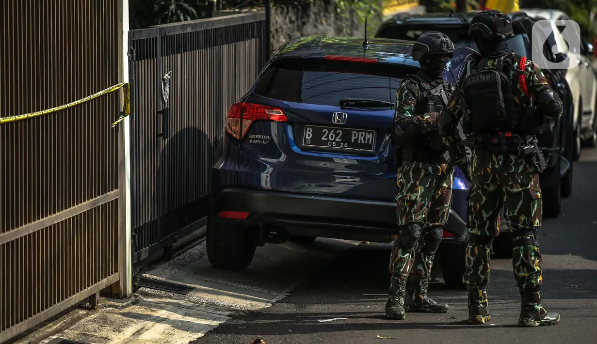 Anggota Brimob berjaga di depan rumah pribadi Irjen Ferdy Sambo di Jalan Saguling, Duren Tiga, Jakarta, Selasa (30/8/2022). Sebelumnya, Kapolri Jenderal Listyo Sigit Prabowo memastikan pelaksanaan rekonstruksi kasus dugaan pembunuhan berencana Brigadir J di Duren Tiga, akan berjalan secara transparan. (Liputan6.com/Faizal Fanani)