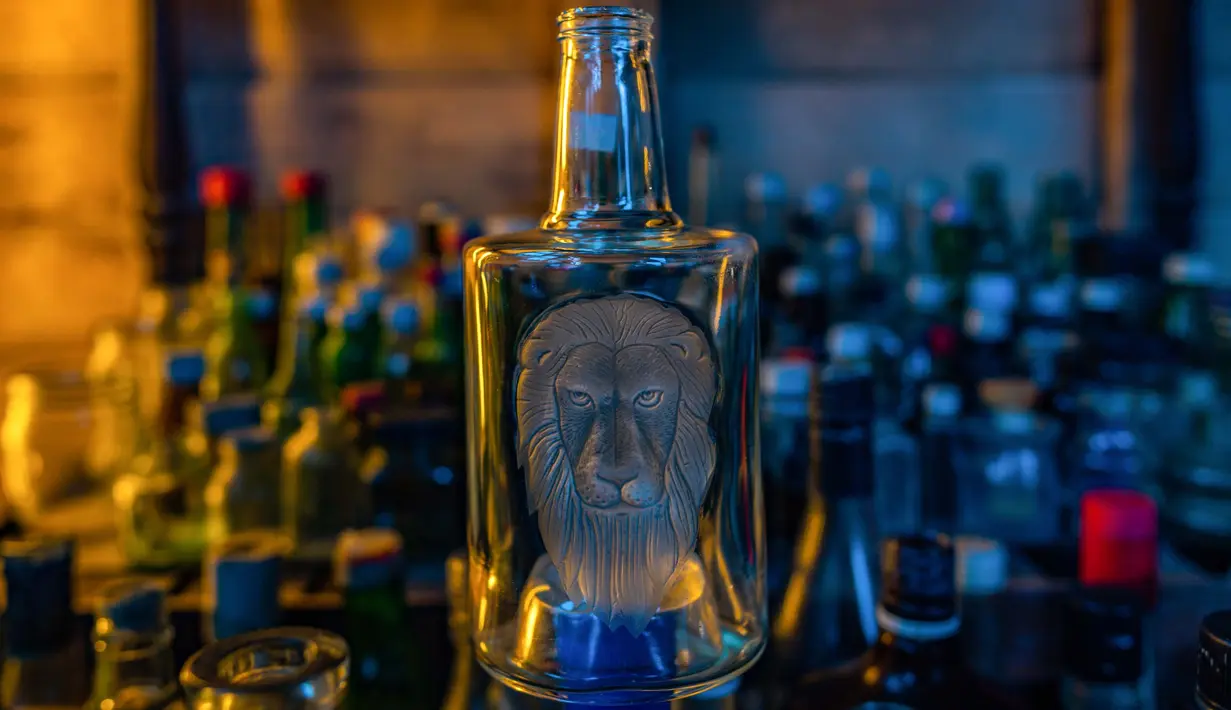 Salah satu botol kaca favorit Tengku Mohamad Ali Mansor, ditemukan di tepi pantai, dipajang di museum botolnya di desa Penarik di distrik Setiu, negara bagian Terengganu, Malaysia timur pada 11 September 2020.  (AFP/Mohd Rasfan)