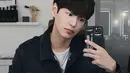 Heo Chan mirror selfie menggunakan jaket berwarna hitam. Tidak hanya pakaian , Casing Handphone Eks personil VICTOn ini juga berwarna hitam. (Instagram/@nahc_xxh)