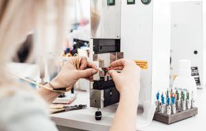 ilustrasi perempuan ahli fisika/copyright unsplash.com/Lars Kienle