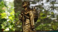Patung jamu gendong akan menyambut pengunjung memasuki kampung jamu Sumbersari Wonolopo, Mijen. (foto : Liputan6.com / Edhie Prayitno Ige)