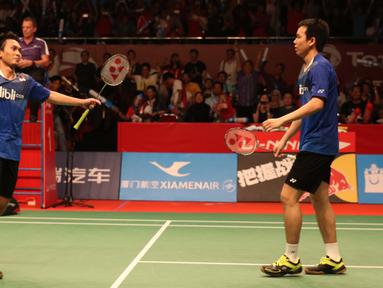 Ekspresi pebulutangkis ganda putra Indonesia, Mohammad Ahsan/Hendra Setiawan, sesaat setelah mengalahkan ganda Korea Selatan, Lee Yong Dae/Yoo Yeon Seong di Istora Gelora Bung Karno, Jakarta. Sabtu (15/8/2015). (Bola.com/Arief Bagus)