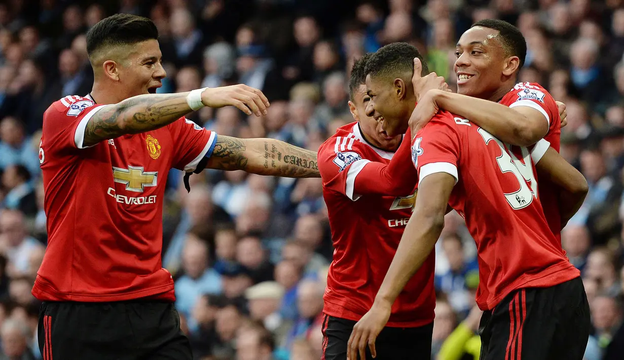 Pemain Manchester United, Marcus Rashford (kedua dari kanan) merayakan gol bersama rekannya saat melawan Manchester City pada lanjutan Liga Inggris pekan ke-31 di Stadion Etihad, Manchester, Minggu (20/3/2016). (AFP/Oli Scarff)