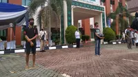Para warga Kota Palembang yang ditertibkan karena tidak menggunakan masker (Liputan6.com / Nefri Inge)