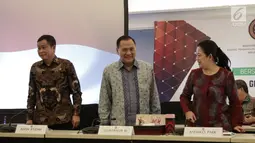 Menko PMK, Puan Maharani (kanan) berbincang dengan Gubernur Bank Indonesia Agus Martowardojo (tengah) ESDM Ignasius Jonan (kiri) sebelum mengikuti rakor tingkat menteri di Kantor Kemenpo PMK, Jakarta, Selasa (20/6). (Liputan6.com/Faizal Fanani)