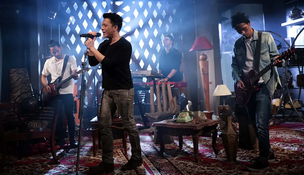 Proses syuting video klip Noah di kawasan Leuwinanggung, Depok, Jawa Barat, Minggu (30/7). Proses syuting untuk single keempat Biar Ku Sendiri dibuat untuk album Sings Legends. (Deki Prayoga/Bintang.com)