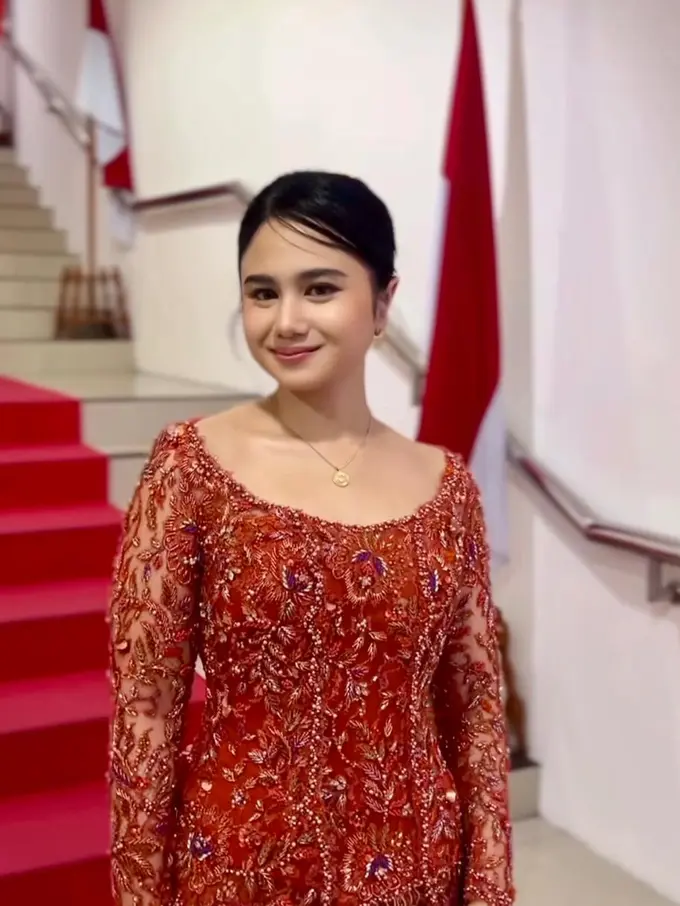 Potret Tissa Biani Tampil Anggun dalam Balutan Kebaya Merah di Anugerah Kartini Musik & Film Indonesia 2025