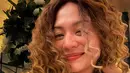 Tak hanya pakai rambut wig blonde keriting, Amel juga totalitas mengenakan pakaian yang sama seperti Carrie dalam salah satu scene.  [@amelcarla].