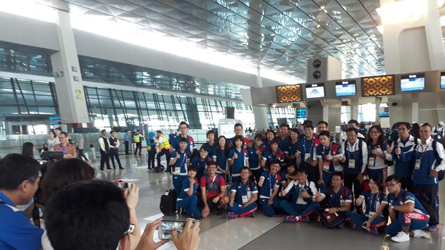 Atlet China Taipei terlihat berswa-foto di Terminal 3 Bandara Soekarno Hatta, Kota Tangerang.