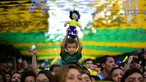 Seorang bocah yang menjadi fans timnas Brasil menyaksikan pertandingan  Grup E Piala Dunia 2018 melawan Swiss dari layar besar di Alzirao, Rio de Janeiro, 17 Juni 2018. (AFP PHOTO / CARL DE SOUZA)